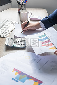 商務(wù)男士制作財務(wù)報表