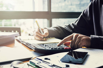 管理員業(yè)務(wù)人財務(wù)總監(jiān)和局長的報告