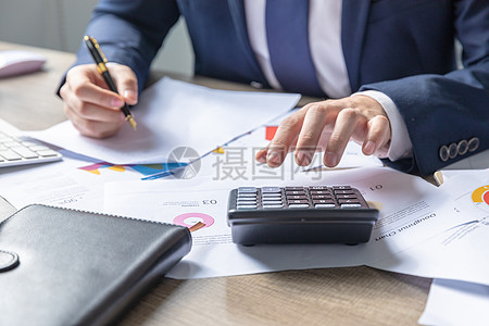 商務男士制作財務報表